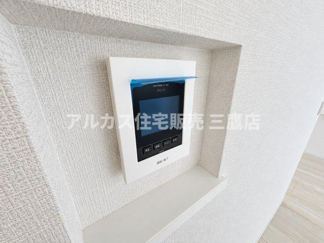 三鷹市深大寺2丁目 中央線 武蔵境駅 中古戸建のセキュリティ|壁面にすっきりと収まるニッチに配置されたTVモニター付きインターホン。来訪者の姿を事前に確認できて安心です。