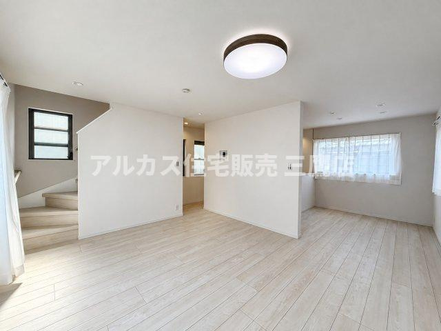 三鷹市深大寺2丁目 中央線 武蔵境駅 中古戸建の居間・リビング|開放感のあるリビング空間。階段へアクセスしやすいレイアウトで、ご家族との自然なコミュニケーションが生まれます。