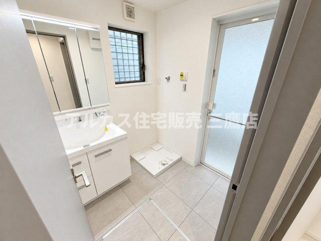 三鷹市深大寺2丁目 中央線 武蔵境駅 中古戸建の独立洗面台|明るく開放的な洗面スペース。ゆとりある脱衣エリアで、朝の身支度や入浴前後の時間を快適にお過ごしいただけます。