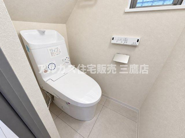 三鷹市深大寺2丁目 中央線 武蔵境駅 中古戸建のトイレ|清潔感あふれる温水洗浄便座付きトイレ。手洗い一体型デザインで節水性にも優れ、快適にご利用いただけます。