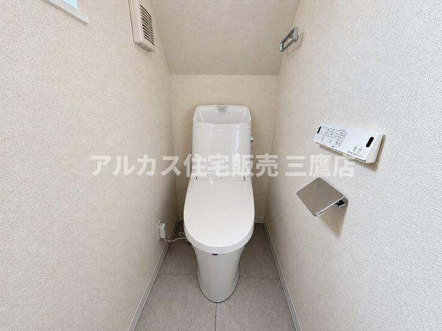 三鷹市深大寺2丁目 中央線 武蔵境駅 中古戸建のトイレ|清潔感のある洗練されたトイレ空間。温水洗浄便座や手洗いカウンターを備え、快適にご利用いただけます。