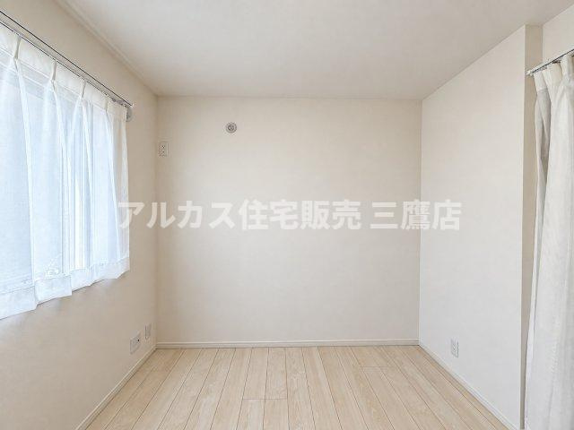 三鷹市深大寺2丁目 中央線 武蔵境駅 中古戸建の洋室|ナチュラルな木目調フローリングと白基調の壁紙が心地よい洋室。2面採光設計により、明るく風通しの良い空間となっています。
