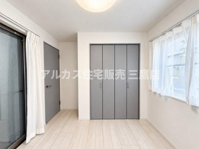 三鷹市深大寺2丁目 中央線 武蔵境駅 中古戸建の洋室|大きなクローゼットを備えた洋室。衣類や家具をすっきり収められるため、お部屋のスペースを広々と活用できます。