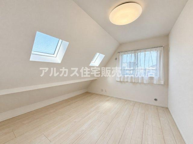 三鷹市深大寺2丁目 中央線 武蔵境駅 中古戸建の洋室|傾斜天井とトップライト（天窓）が特徴的な洋室。高い位置からやわらかな光が差し込む個性的で明るいお部屋です。