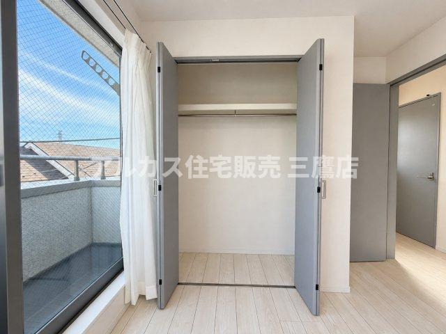三鷹市深大寺2丁目 中央線 武蔵境駅 中古戸建の収納|洋室に備え付けられたシステムクローゼット。ハンガーパイプと枕棚が付いており、衣類や小物を効率よく収納できます。