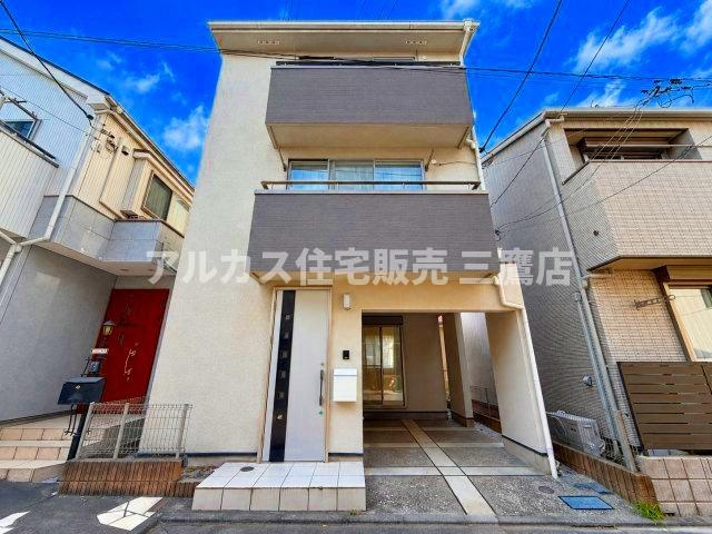 三鷹市深大寺2丁目 中央線 武蔵境駅 中古戸建のその他|青空に映えるすっきりとした正面外観。ビルトインガレージを備え、雨の日でも濡れずに乗り降りしやすい快適な邸宅です。
