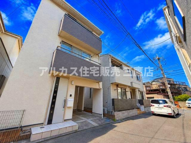 三鷹市深大寺2丁目 中央線 武蔵境駅 中古戸建の前面道路含む現地写真|舗装された前面道路。交通量が少なく静かな住環境で、お車での入出庫も落ち着いて行えます。