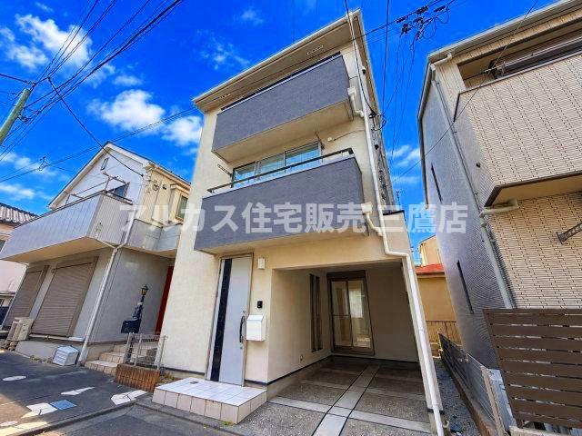 三鷹市深大寺2丁目 中央線 武蔵境駅 中古戸建の外観|グレーのアクセントバルコニーが映えるスタイリッシュな外観。ビルトインガレージを備えており、大切なお車を雨風から守ることができます。