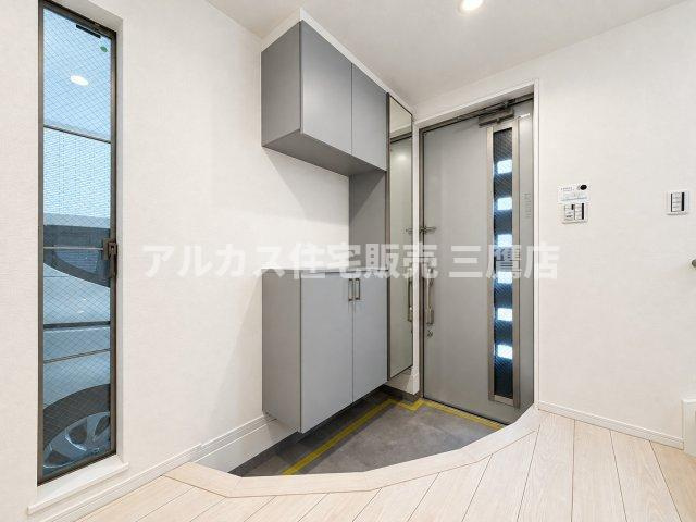 三鷹市深大寺2丁目 中央線 武蔵境駅 中古戸建の玄関|収納力豊富なシューズボックスを備えた玄関エリア。姿見鏡が付いているため、お出かけ前の身だしなみチェックもスムーズに行えます。