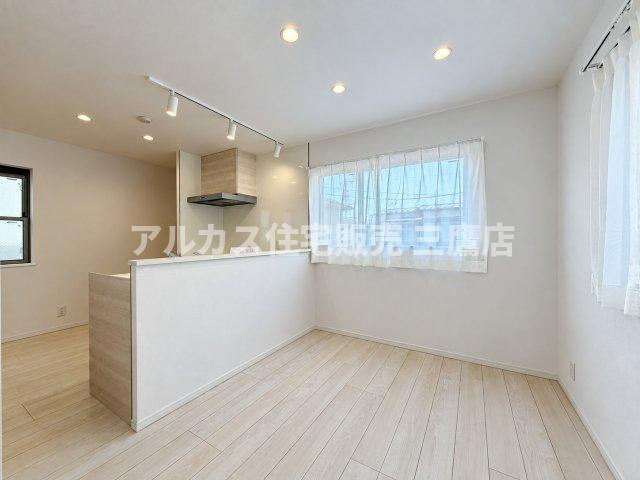三鷹市深大寺2丁目 中央線 武蔵境駅 中古戸建の居間・リビング|明るい陽光が差し込むダイニングエリア。ダクトレール照明がスタイリッシュで上質な空間を演出します。