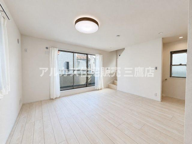 三鷹市深大寺2丁目 中央線 武蔵境駅 中古戸建の居間・リビング