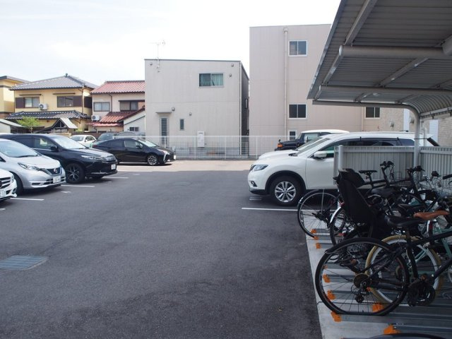 オランジュリー御器所の駐車場