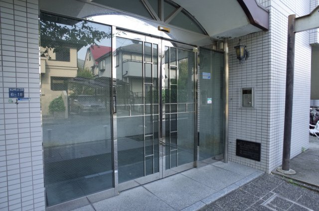神戸市東灘区本山中町４丁目の賃貸マンションのエントランス