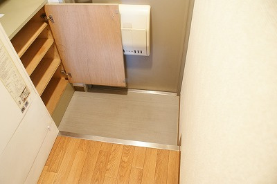 神戸市東灘区魚崎南町８丁目の賃貸マンションの玄関