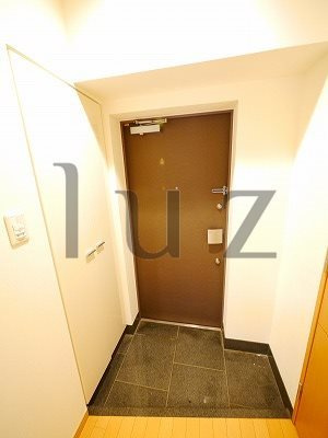 グリフォーネ横浜平沼橋駅前の玄関|綺麗な玄関スペース！