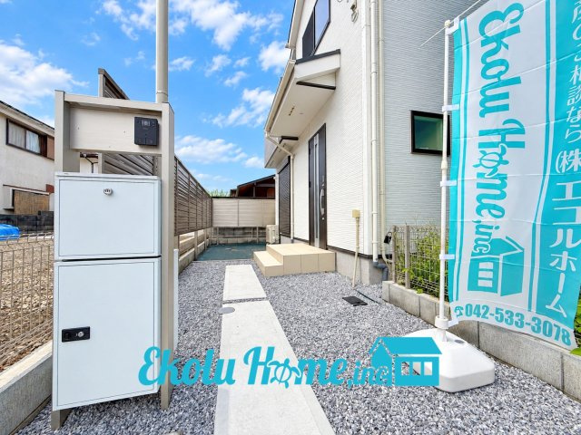 武蔵村山市伊奈平6丁目　第1期　全2棟　2号棟の玄関|2026年9月 撮影
※空はCGで加工しています
