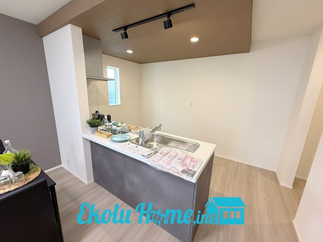 武蔵村山市伊奈平6丁目　第1期　全2棟　2号棟のキッチン|折り上げ天井のおしゃれなキッチン☆ キッチンカップボードも十分に設置可能です♪