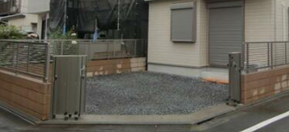 小島町の家の駐車場