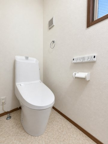 【トイレ】 | ◆南区堀之内町2丁目　中古戸建◆ | ◆清潔感のある白を基調とした落ち着ける空間。小窓をもうけていますので、こもりやすい空気の入れ替えも簡単に行えますね！