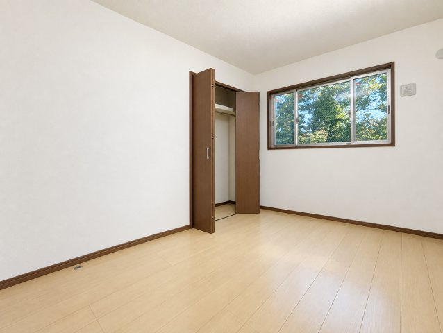 【洋室】 | ◆南区堀之内町2丁目　中古戸建◆ | ◆室内はいつも明るい印象なので気持ちの良い朝を迎えられます。各部屋にはクローゼットを完備しており、収納が多いお家はすっきりして快適空間です。