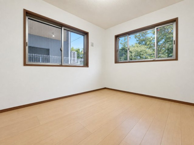 【洋室】 | ◆南区堀之内町2丁目　中古戸建◆ | ◆二面採光で、陽差しを長時間受ける事が出来る暖かい室内です。もちろんペアガラスなので、遮音性にも優れ、結露も発生しにくい構造。サッシ周りのカビが発生しにくくなります。