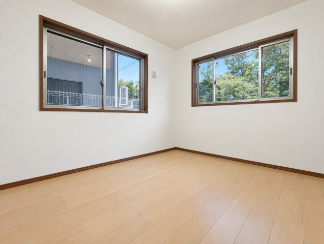 【洋室】 | ◆南区堀之内町2丁目　中古戸建◆ | ◆二面採光で、陽差しを長時間受ける事が出来る暖かい室内です。もちろんペアガラスなので、遮音性にも優れ、結露も発生しにくい構造。サッシ周りのカビが発生しにくくなります。