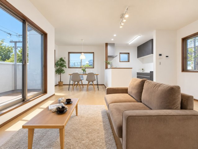 【居間・リビング】 | ◆南区堀之内町2丁目　中古戸建◆ | ◆20帖超えの開放的なリビング。南向きの大きな窓から明るい光が差し込み、明るく気持ちの良い空間。家族が自然と集まるリビングです。
