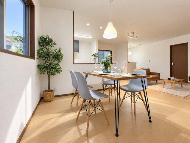 【居間・リビング】 | ◆南区堀之内町2丁目　中古戸建◆ | ◆柔らかな色合いのフローリングと清潔感のあふれる白のクロスが明るい空間を創り出しているリビングダイニング。家族の集まる憩いの場にふさわしいです。