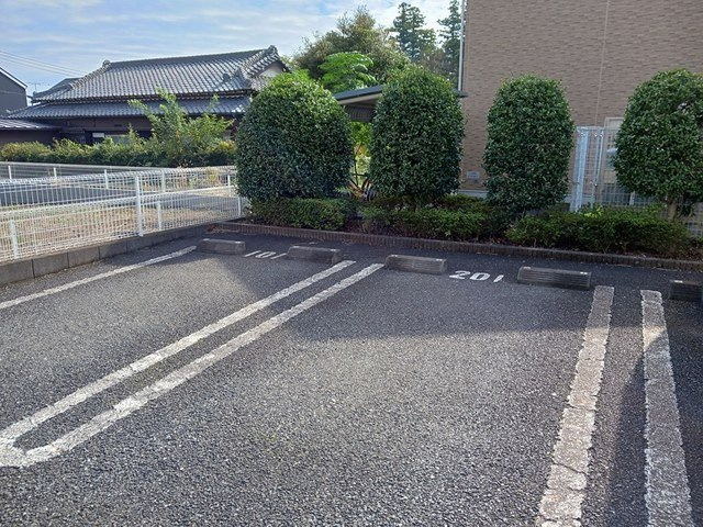 【駐車場】 | ウッズ　ヒルズ | 駐車場があるので、車を買う予定の方も安心です