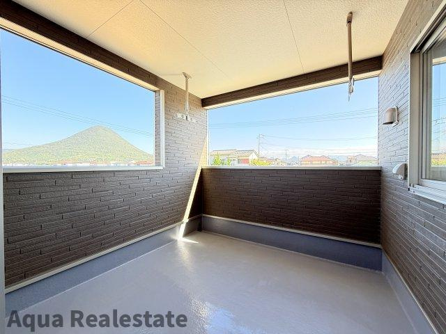 丸亀市土器町西１丁目の新築一戸建のバルコニー|暖かな日差しのふりそそぐバルコニー
