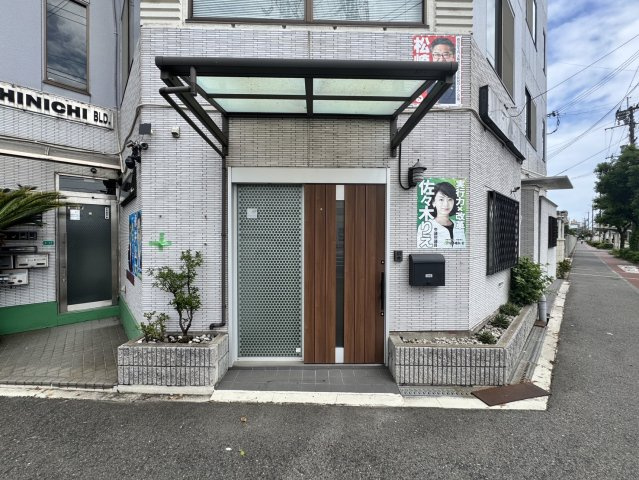 SHINICHIビルのエントランス