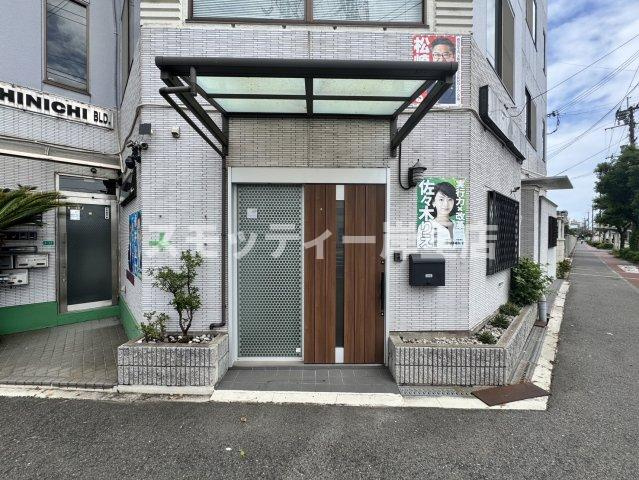 SHINICHIビルのエントランス