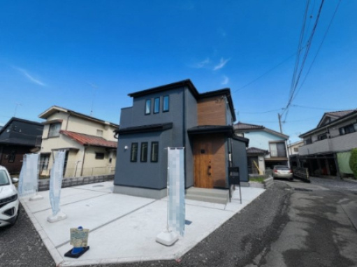 あきる野引田第4の外観|ブラウンとグレーのツートンカラーがお洒落な新築分譲住宅の外観写真です。
明るい日差しの中で、洗練されたデザインが目を引きます。駐車場スペースもあり、快適な生活が想像できる物件です。