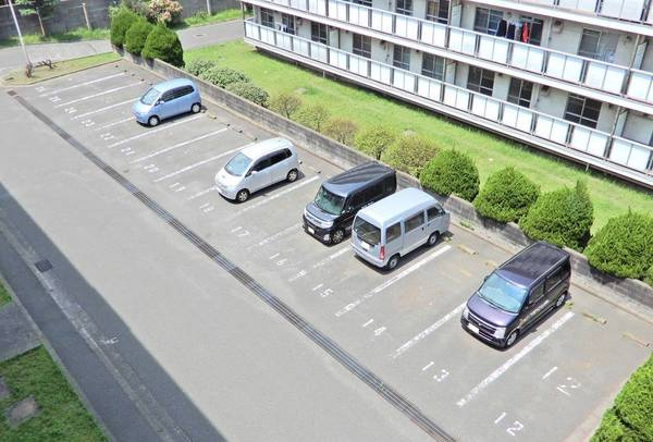 ビレッジハウス日明2号棟の駐車場