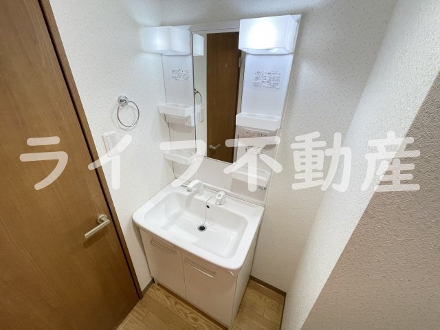 アクティブオクダの独立洗面台|独立洗面台、小物を置くことができて便利です