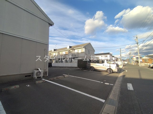 フレグランス牛川A棟の駐車場