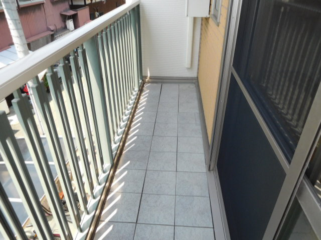 加古川市加古川町溝之口のハイツのバルコニー