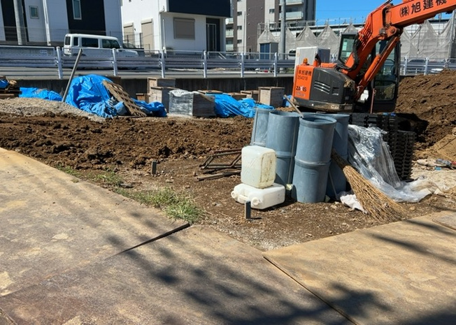 【外観】 | 土地購入を検討されている場合、境界杭がない状態で購入してしまうと境界確定測量をする必要があり、費用がかかります。購入の前に、売主、隣土地所有者立ち合いのもと境界を確定し境界杭を設置するのがベストです。