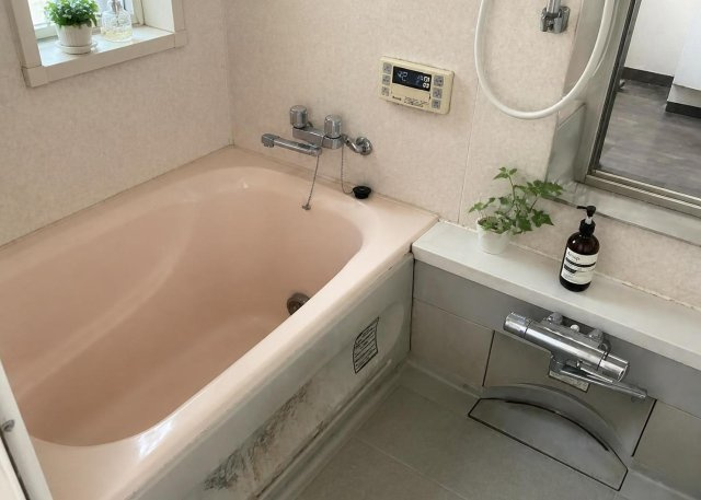 【浴室】 | バス・トイレ別の独立した浴室設計で、ゆっくりとお風呂の時間を過ごせます。換気に便利な窓が設置されており、湿気がこもりにくく清潔さを保ちやすい仕様です。日々の疲れを心地よく癒せる癒やしの空間です。