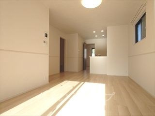 アップフィールド　Ⅱの居間・リビング|明るい角部屋です！