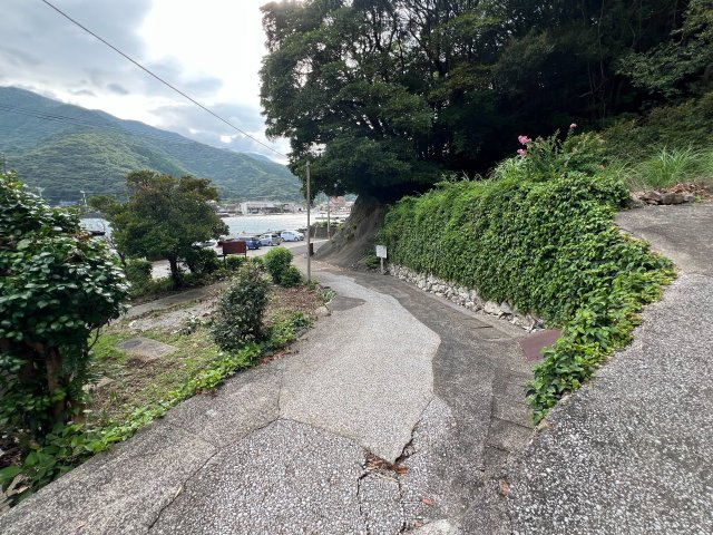 佐伯市米水津大字浦代浦　８DKの前面道路含む現地写真