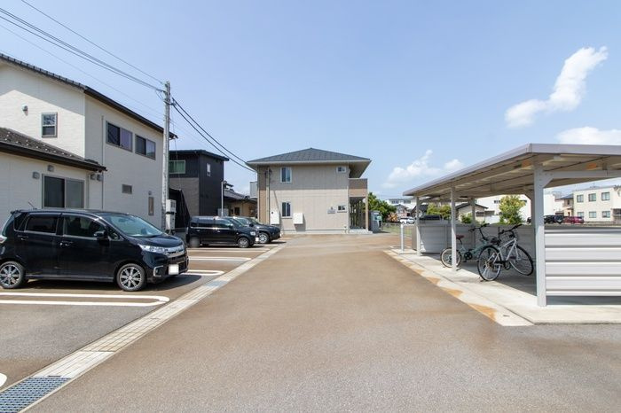 ルミネス大坪の駐車場