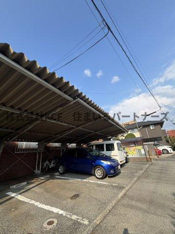 井上ハイムB棟の駐車場