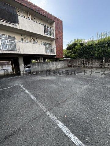 井上ハイムA棟の駐車場
