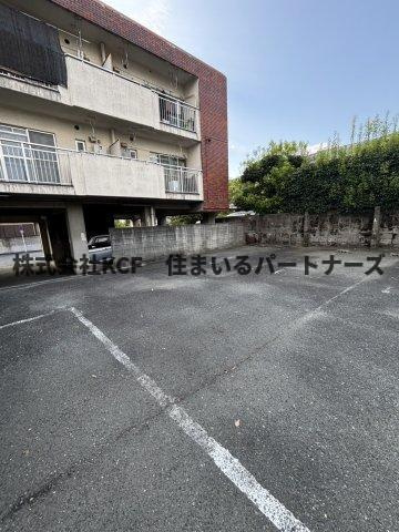 井上ハイムA棟の駐車場|駐車スペースもあります
