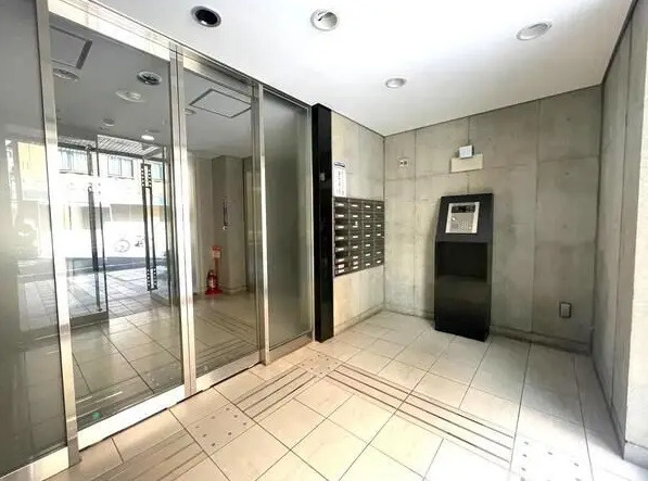 千代田区岩本町２丁目の賃貸マンションのエントランス