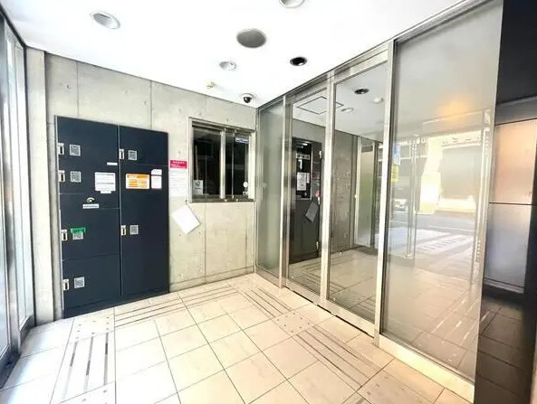 千代田区岩本町２丁目の賃貸マンションのエントランス