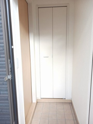 【玄関】 | シェーン・ハイト | 収納もある玄関です