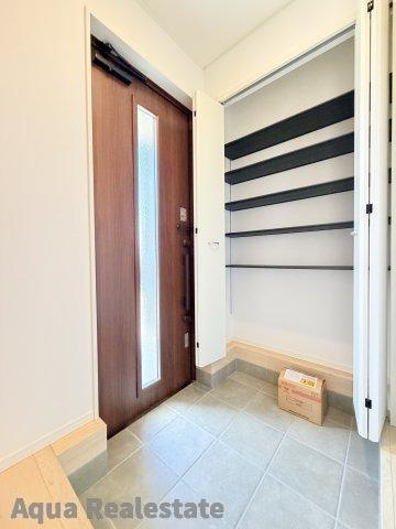 丸亀市土器町東４丁目の新築一戸建の玄関|きれいな玄関です　※画像は同仕様の施工事例です