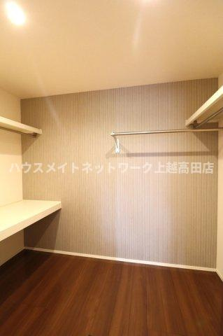 ボルドーの収納|ウォークインクローゼット